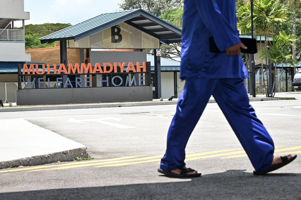 Amir (bukan nama sebenar) telah terpisah daripada keluarganya sejak 9 tahun. Pada tahun ini, beliau akan menyambut Hari Raya Aidilfitri bersama makcik, pakcik dan saudara-maranya.