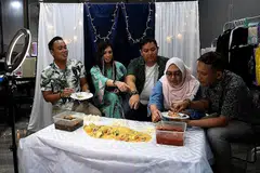 GOTONG-ROYONG TINJAU KESAN COVID-19: Peneraju 'MakMok Show', (dari kiri) Encik Heder Johari, Cik Sasya Foxx, Encik Zahid Ali, Cik Nur Zainab M Barkhia dan Encik Razalee Rais antara lain membantu mempromosikan perniagaan makanan dan minuman serta peniaga dari rumah yang terjejas oleh pandemik Covid-19. Foto ini dirakam ketika mereka mengulas sajian makanan laut 'Our ShellOut Platter' di City Plaza. Lima rakan mereka dalam pasukan MakMok tiada dalam foto. - Foto BH oleh KHALID BABA