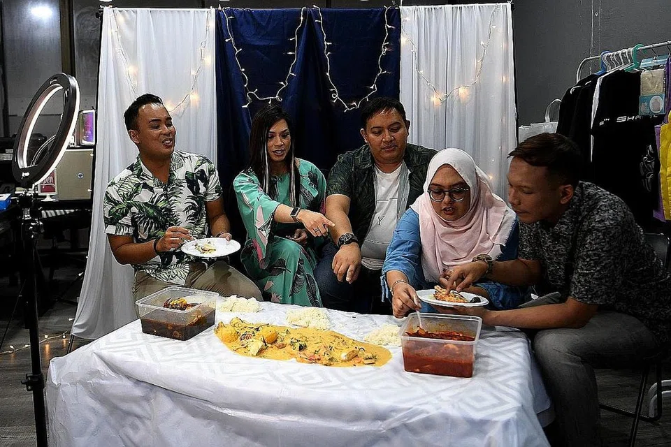 GOTONG-ROYONG TINJAU KESAN COVID-19: Peneraju 'MakMok Show', (dari kiri) Encik Heder Johari, Cik Sasya Foxx, Encik Zahid Ali, Cik Nur Zainab M Barkhia dan Encik Razalee Rais antara lain membantu mempromosikan perniagaan makanan dan minuman serta peniaga dari rumah yang terjejas oleh pandemik Covid-19. Foto ini dirakam ketika mereka mengulas sajian makanan laut 'Our ShellOut Platter' di City Plaza. Lima rakan mereka dalam pasukan MakMok tiada dalam foto. - Foto BH oleh KHALID BABA