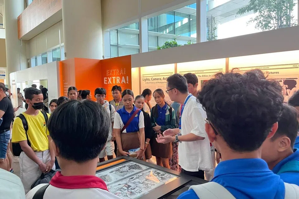 Peserta mengikuti lawatan ke pameran, ‘Galeri Berita: Melangkaui Tajuk Utama’, di Perpustakaan Negara di Victoria Street, untuk mendalami perkembangan industri berita dan peranan media dalam masyarakat.