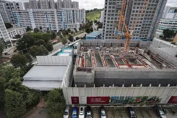 TERTANGGUH: Projek BTO Sky Vista di Bukit Batok merupakan antara lima projek BTO yang tertangguh setelah kontraktor mereka menghadapi masalah kewangan. Gambar tapak binaan ini diambil pada Ogos tahun lalu. - Foto fail