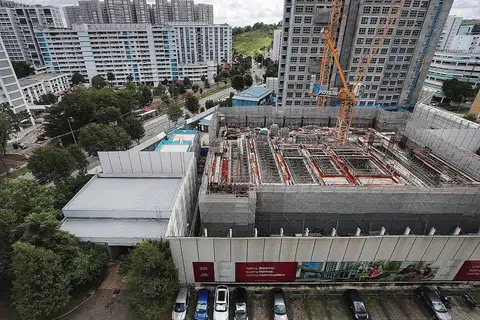 TERTANGGUH: Projek BTO Sky Vista di Bukit Batok merupakan antara lima projek BTO yang tertangguh setelah kontraktor mereka menghadapi masalah kewangan. Gambar tapak binaan ini diambil pada Ogos tahun lalu. - Foto fail