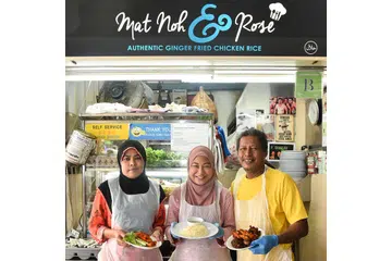 SOKONGAN BERSAMA: (Dari kiri) Cik Rohaya Ross, Cik Muhaiyah Mohamed Noh dan Encik Mohamed Noh Rahmat bekerjasama menguruskan perniagaan nasi ayam di gerai yang diuruskan mereka bersama. - Foto BH oleh SONG TAO