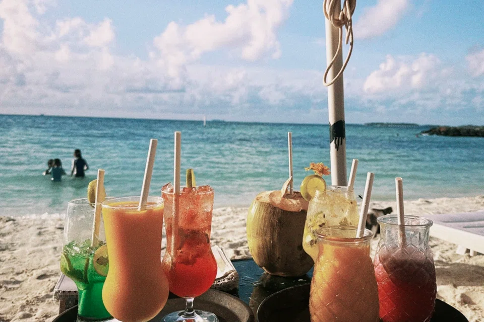 Kepelbagaian minuman menyegarkan yang dijual di restoran tempatan sekitar pesisir pantai Pulau Maafushi pada harga berpatutan bagi pelancong.