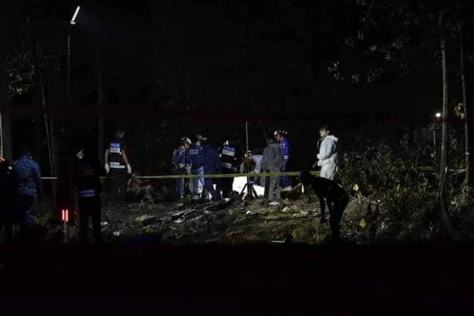 TIDAK KENAL PENAT: Anggota penyelamat bertungkus lumus mencari mayat mangsa nahas pesawat jenis jet penumpang yang mengorbankan 10 nyawa di Bandar Elmina, Shah Alam, Selangor, pada Khamis lalu.