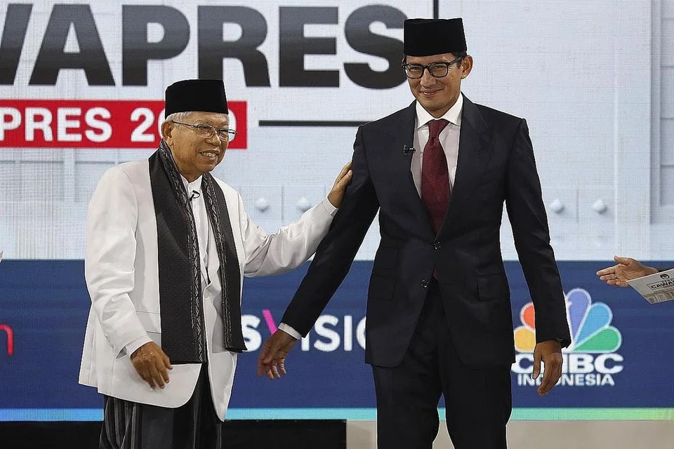 CALON NAIB PRESIDEN: Dr Ma'ruf (kiri) pilihan Encik Jokowi bagi meningkatkan kewibawaannya dalam kalangan pengundi Muslim, manakala Encik Sandiaga diharap memikat pengundi muda bagi Encik Prabowo. - Foto EPA-EFE