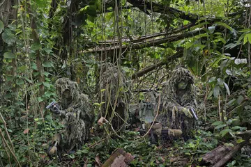 KESELAMATAN DIPERTINGKAT: Tiga anggota tentera sedang menjalani latihan dalam hutan sebagai sebahagian daripada Kursus Penembak Hendap Lanjutan mereka. SAF telah memberi perhatian terhadap keselamatan para askarnya menyusuli kematian anggota perkhidmatan negara sepenuh masa (NSF) akibat mengalami strok haba baru-baru ini. - Foto BH oleh ALPHONSUS CHERN