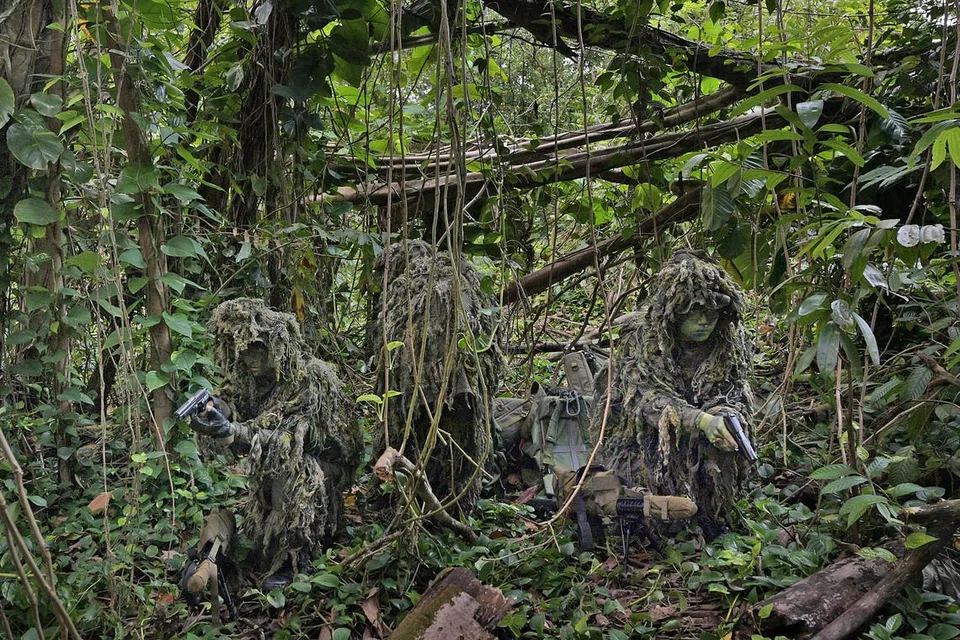 KESELAMATAN DIPERTINGKAT: Tiga anggota tentera sedang menjalani latihan dalam hutan sebagai sebahagian daripada Kursus Penembak Hendap Lanjutan mereka. SAF telah memberi perhatian terhadap keselamatan para askarnya menyusuli kematian anggota perkhidmatan negara sepenuh masa (NSF) akibat mengalami strok haba baru-baru ini. - Foto BH oleh ALPHONSUS CHERN