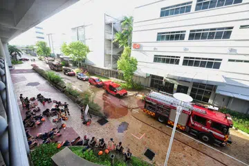 Satu e-mel yang dihantar oleh SG.GS Pte Ltd, rakan kongsi penyedia pusat data awan Singapore Internet Exchange, mengatakan kebakaran itu berpunca daripada satu “letupan”.