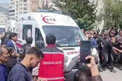 Ibu bapa berkerumun di luar  bangunan sekolah ketika ambulans membawa pelajar yang cedera ke hospital selepas kejadian tembakan maut, di wilayah tenggara Kahramanmaras, Turkey, pada 15 April 2026.
