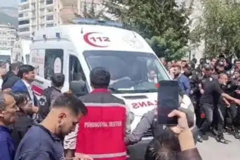 Ibu bapa berkerumun di luar  bangunan sekolah ketika ambulans membawa pelajar yang cedera ke hospital selepas kejadian tembakan maut, di wilayah tenggara Kahramanmaras, Turkey, pada 15 April 2026.