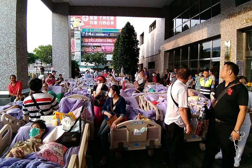 TERPAKSA DIPINDAHKAN: Ramai pesakit terpaksa dipindahkan ke luar kawasan masuk hospis. - Foto AFP