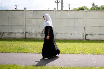 LARANG ABAYA: Pihak berkuasa di Perancis telah melarang pelajar perempuan Muslim daripada memakai abaya ke sekolah. Mereka yang melanggar peraturan itu diarah pulang ke rumah. 