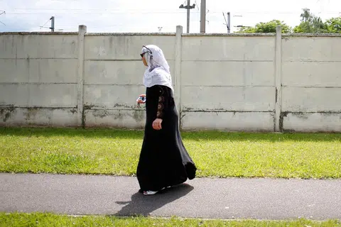 LARANG ABAYA: Pihak berkuasa di Perancis telah melarang pelajar perempuan Muslim daripada memakai abaya ke sekolah. Mereka yang melanggar peraturan itu diarah pulang ke rumah. 
