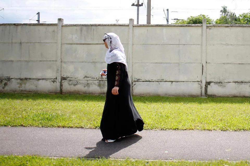 LARANG ABAYA: Pihak berkuasa di Perancis telah melarang pelajar perempuan Muslim daripada memakai abaya ke sekolah. Mereka yang melanggar peraturan itu diarah pulang ke rumah. 