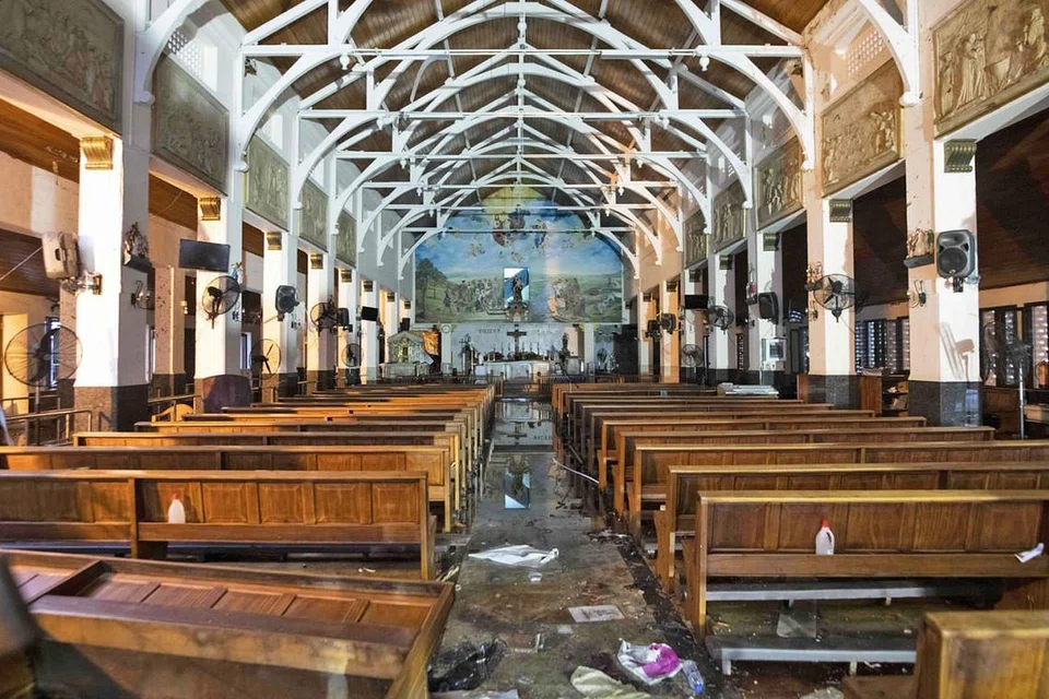 KEMUSNAHAN DI SRI LANKA: Inilah keadaan bahagian dalam Gereja St. Anthony (gambar kiri), selepas serangan bom yang mensasarkan gereja dan hotel mewah pada Ahad Easter di Sri Lanka. - Foto AFP 