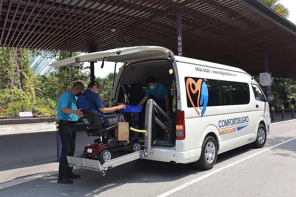 KHIDMAT BAS MINI UNTUK GOLONGAN KURANG UPAYA: Syarikat baru ComfortDelGro MedCare menyediakan pengangkutan bagi golongan yang memerlukan. Bas mini ini mempunyai lif hidraulik automatik dan boleh menampung hingga lima penumpang. - Foto COMFORTDELGRO