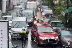 PENTINGKAN DIRI SENDIRI : Kereta Mitsubishi berwarna merah ini menyebabkan kesesakan di Circular Road pada 7 Disember.