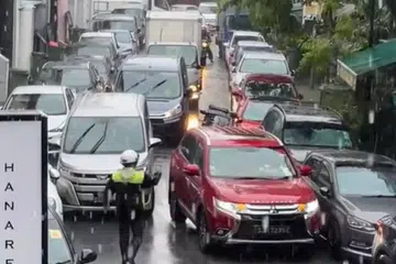 PENTINGKAN DIRI SENDIRI : Kereta Mitsubishi berwarna merah ini menyebabkan kesesakan di Circular Road pada 7 Disember.