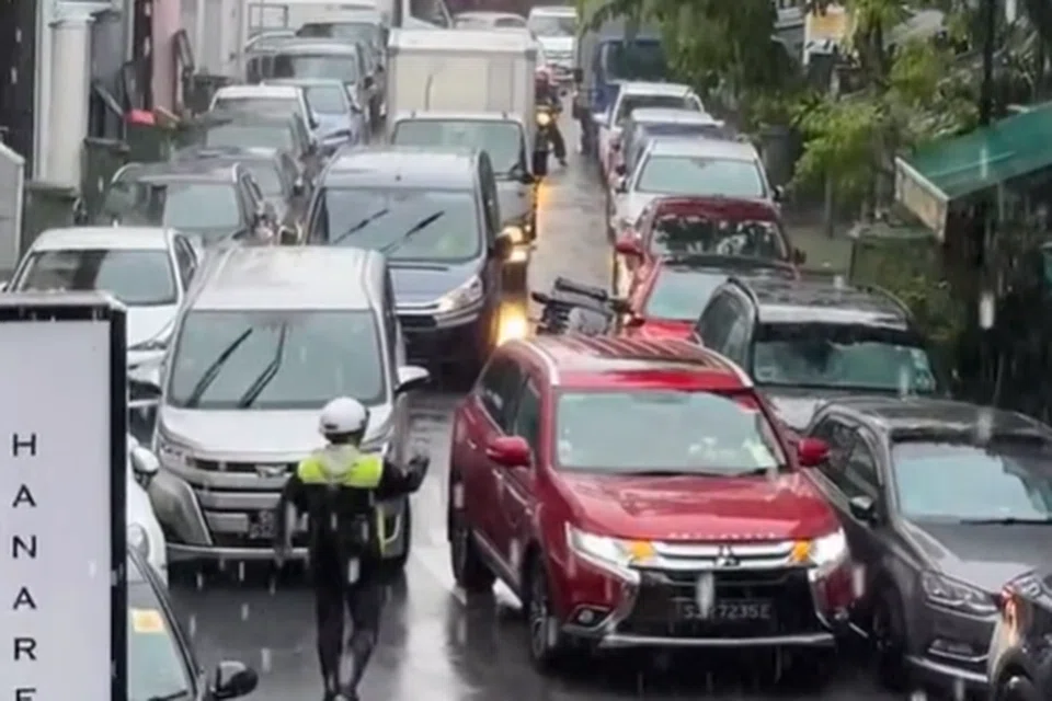 PENTINGKAN DIRI SENDIRI : Kereta Mitsubishi berwarna merah ini menyebabkan kesesakan di Circular Road pada 7 Disember.