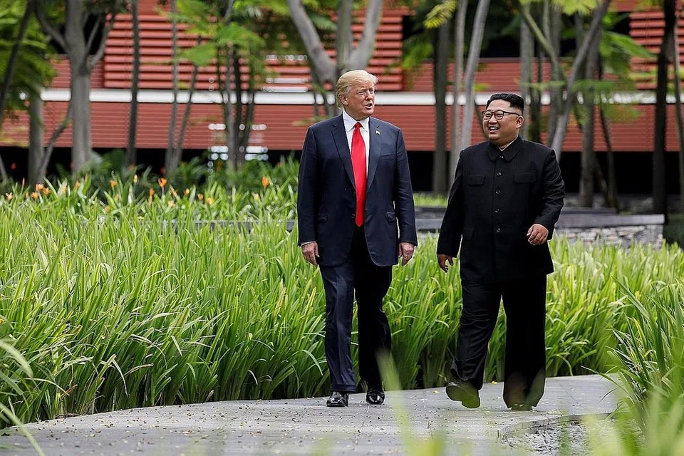 PENUH MESRA: Presiden Amerika Donald Trump dan pemimpin Korea Utara Kim Jong Un, yang pernah saling mengecam, bertemu dalam suasana penuh mesra (gambar atas) mengakhiri sidang puncak mereka di Singapura dengan kenyataan bersama yang membuka jalan bagi dunia yang lebih aman. - Foto REUTERS