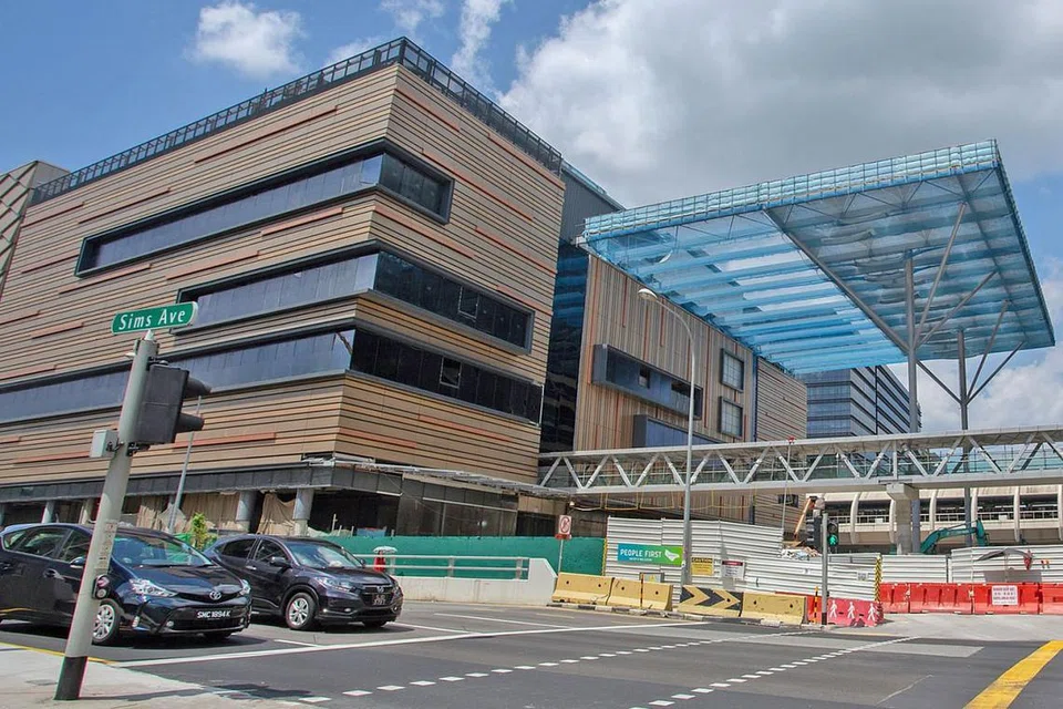 PROJEK MERCU TANDA: Paya Lebar Quarter, yang antara lain menyajikan pengalaman perniagaan runcit serta ruang pejabat, kelihatan hampir siap dan bakal bertemu pengunjung pada tahun ini. - Foto BH oleh ZALEHA ABDUL KADER