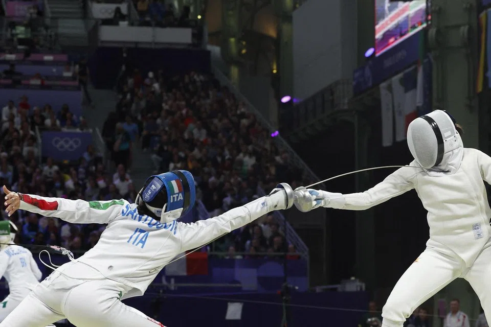 Kiria Tikanah Abdul Rahman (kanan) ditewaskan oleh pesaingnya, atlet lawan pedang keenam dunia dari Italy, Alberta Santuccio, di Sukan Olimpik Paris.