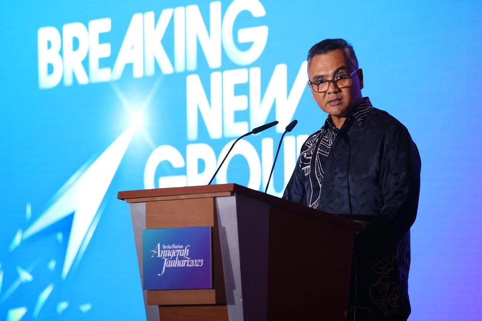 UCAPAN SULUNG DI JAUHARI: Editor baru Berita Harian, Encik Nazry Mokhtar, menyampaikan ucapan pertamanya di Anugerah Jauhari. Intipati ucapannya ialah mengetengahkan kemajuan yang dicapai BH sejak menjalani transformasi digital selain memberikan penghargaan kepada kakitangan yang bertungkus-lumus menjayakan transformasi tersebut.