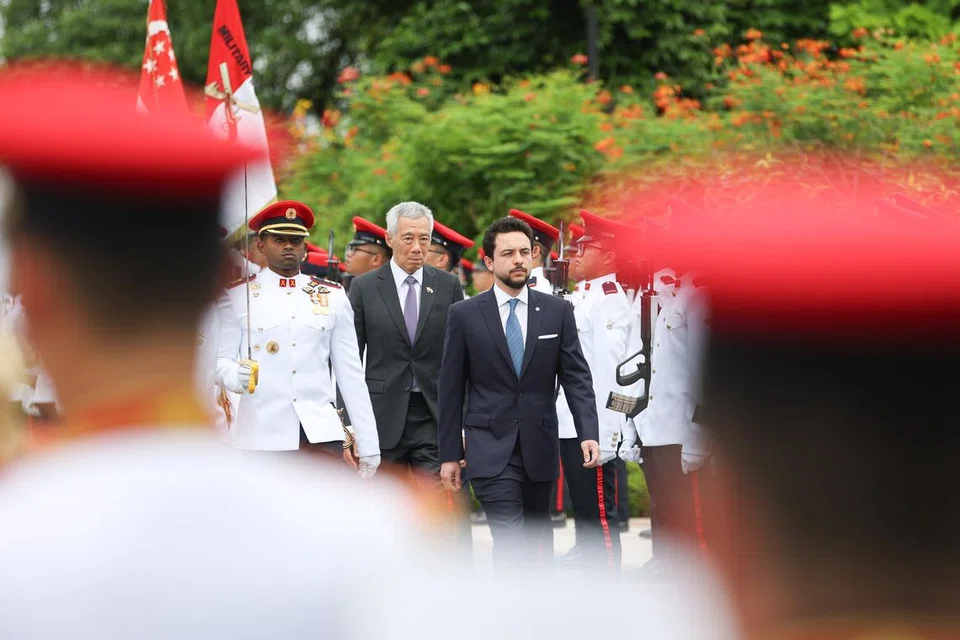 LAWATAN RASMI: Putera Mahkota Jordan, Al Hussein bin Abdullah II, melakukan lawatan rasmi pertamanya ke Singapura. Beliau dilihat diiringi Perdana Menteri, Encik Lee Hsien Loong, pada 12 Januari.