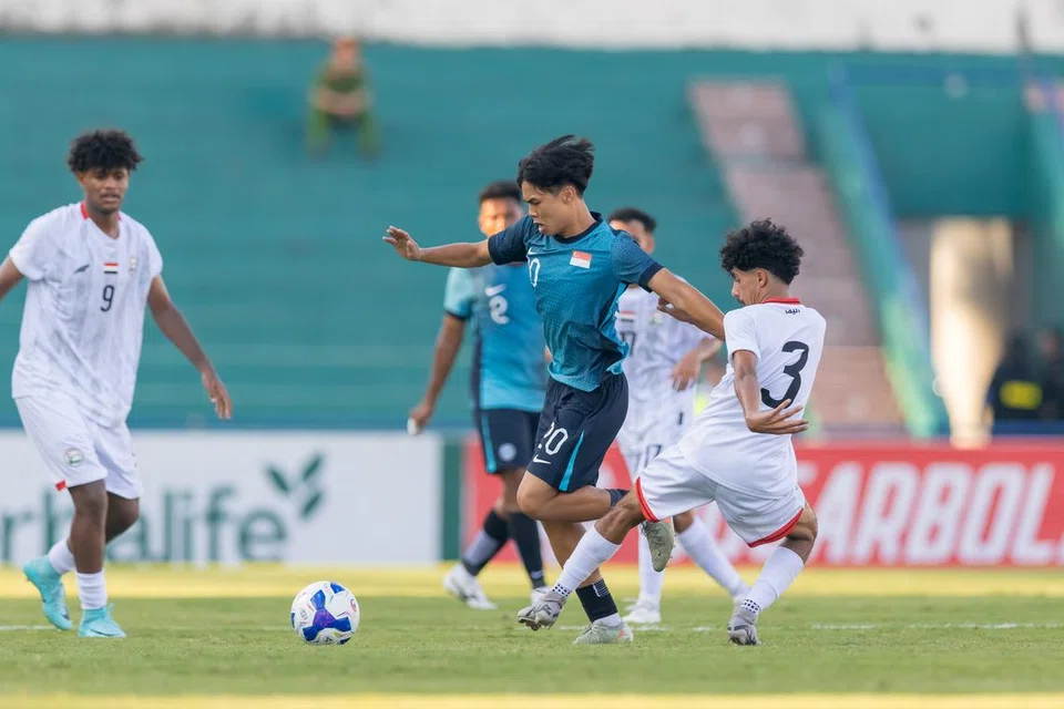 Pemain berusia 17 tahun Singapura, Rae Peh (tengah), mempamerkan permainan cemerlang apabila dimasukkan pada separuh masa kedua; beliau kelihatan selesa dan bijak mengawal bola.
