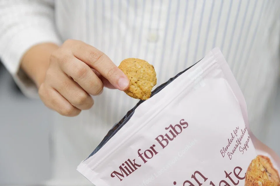 Biskut laktasi Milkforbubs White Chocolate Almonds