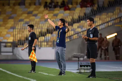Jurulatih Sementara Singa, Gavin Lee (tengah), ketika menentang Malaysia di Bukit Jalil pada September lalu. 