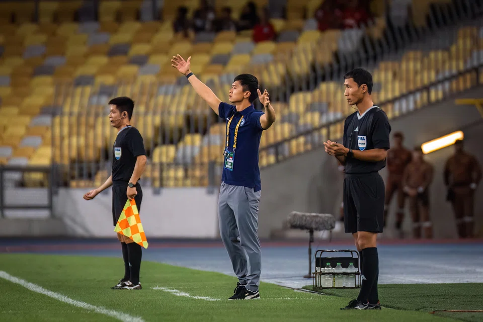 Jurulatih Sementara Singa, Gavin Lee (tengah), ketika menentang Malaysia di Bukit Jalil pada September lalu. 