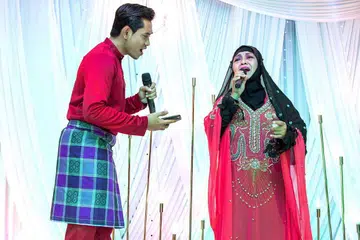 PADUAN SUARA: Habibah Othman dari kumpulan Al-Jawaher mendendangkan penuh merdu lagu popular 'Perjalanan 2' bersama bintang popular masa kini Khai Bahar. - Foto BH oleh ZALEHA ABDUL KADER