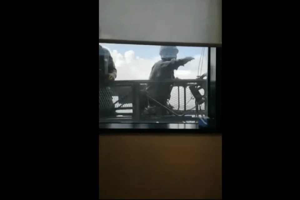 Rakaman video menunjukkan lelaki dalam gondola itu cuba menstabilkan diri apabila gondola yang dinaiki mereka melanggar muka bangunan Republic Plaza.