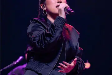 Keunikan vokal, Sarah Syazlina, tampil dengan jelas dan menyerlah dalam lagu terkininya, Jangan Bilang