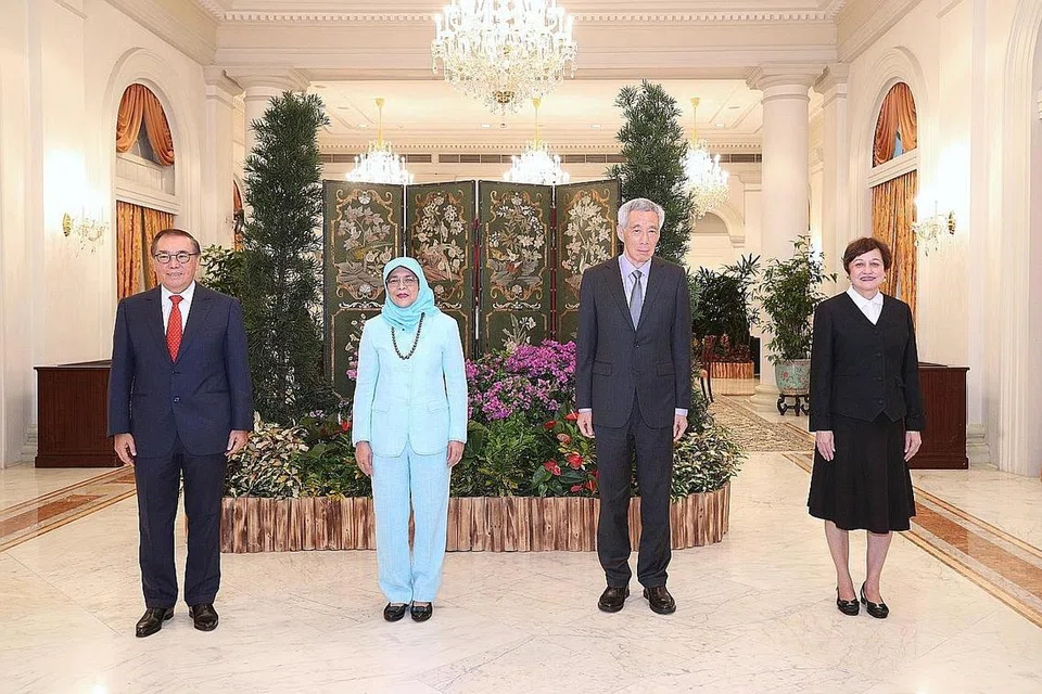 PENASIHAT BARU: Presiden Halimah Yacob bersama (dari kiri) Encik Peter Seah Lim Huat, Perdana Menteri Lee Hsien Loong dan Hakim Judith Prakash sempena upacara angkat sumpah pelantikan Encik Seah sebagai anggota Majlis Penasihat Presiden (CPA) di Istana semalam. - Foto MCI