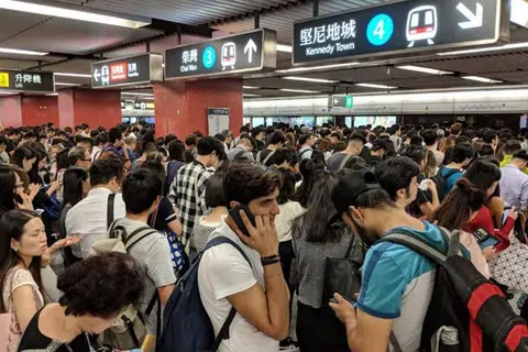 RAMAI TERJEJAS: Para penumpang terpaksa menunggu lama bagi menaiki MTR di stesen Wan Chai, Hongkong semalam. - Foto TWITTER