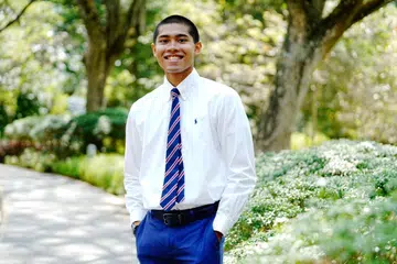 Encik Faiq Faran, 21 tahun, yang pernah menetap dan bersekolah selama tiga tahun di Arab Saudi, mengatasi cabaran menyesuaikan diri dengan sistem pendidikan Singapura sebelum muncul sebagai pelajar cemerlang dan menerima Anugerah Lee Hsien Loong bagi Pencapaian Cemerlang dalam Pelbagai Bidang.  pada 31 Ogos di Pusat Kebudayaan Universiti, Universiti Nasional Singapura (NUS).