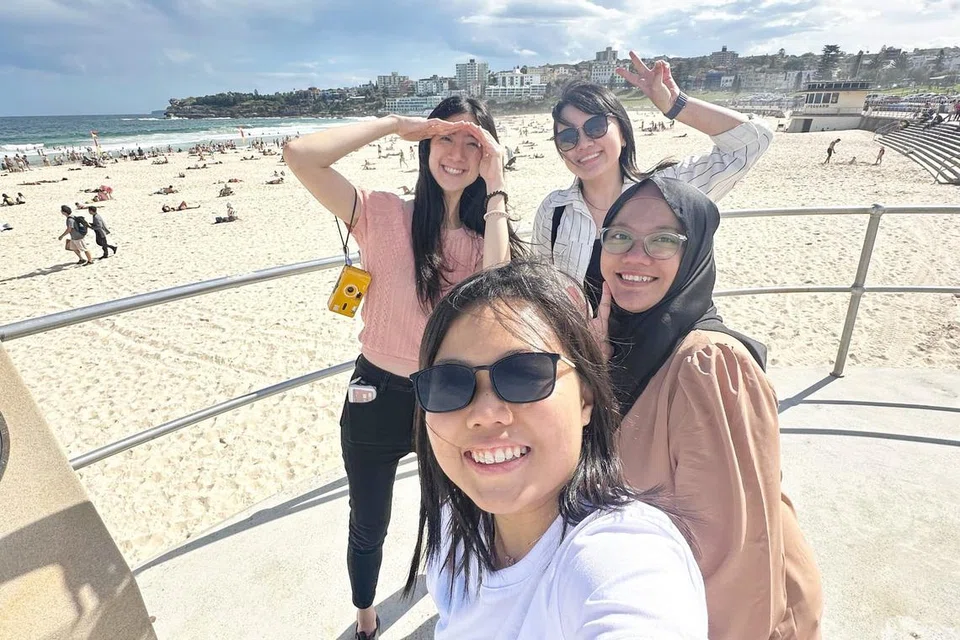 HIRUP UDARA PANTAI: Cik Siti Nur Ida Mohd Ali (bertudung) bersama rakan-rakan kursus, (di belakang, dari kiri), Cik Shermaine Chua, Cik Yip Xin Ying dan (di depannya), Cik Nur Afiqah Hussain, bersantai di Pantai Bondi.