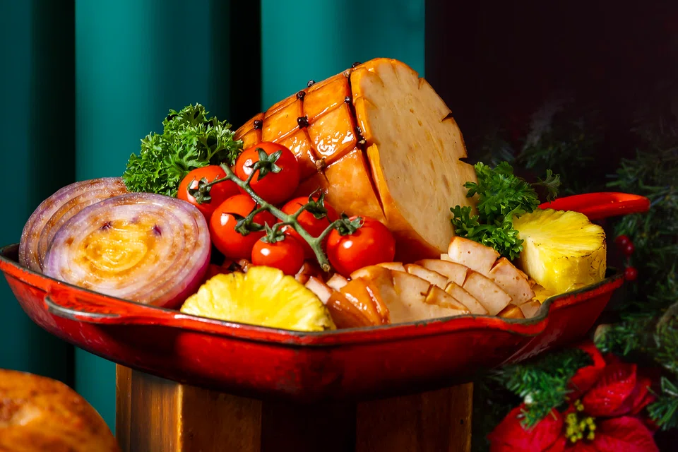 Hidangan Brown Sugar and Tamarind Glazed Chicken Ham, $88 yang dipadankan dengan pineapple chutney.