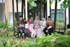SEMATLAMAT, SELANGKAH: Ahli kumpulan Yaa Bunayya SG, (dari kiri) Encik Muhammad Husni Noor, Cik Ainul Mardiya Mohamed Shariff, Cik Far'ain Jaafar, Cik Nasyitah Yassin, Cik Nur'afifah Mohd Hussain dan Encik Muhammad Riduwan Selamat. - Foto-foto YAA BUNAYYA SG
