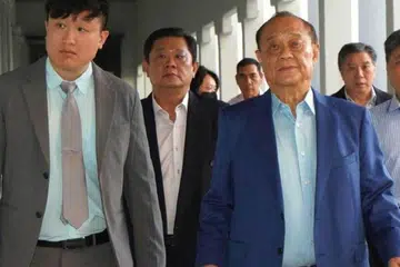Pengerusi Spanco, Tan Sri Robert Tan Hua Choon (depan kanan), didakwa di Mahkamah Sesyen Kuala Lumpur atas tuduhan menipu hingga mendorong Kementerian Kewangan Malaysia menganugerahkan kontrak urus kenderaan kerajaan bernilai RM3.9 bilion pada 2019.