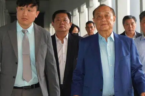 Pengerusi Spanco, Tan Sri Robert Tan Hua Choon (depan kanan), didakwa di Mahkamah Sesyen Kuala Lumpur atas tuduhan menipu hingga mendorong Kementerian Kewangan Malaysia menganugerahkan kontrak urus kenderaan kerajaan bernilai RM3.9 bilion pada 2019.
