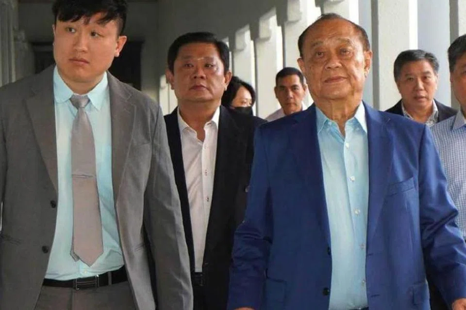 Pengerusi Spanco, Tan Sri Robert Tan Hua Choon (depan kanan), didakwa di Mahkamah Sesyen Kuala Lumpur atas tuduhan menipu hingga mendorong Kementerian Kewangan Malaysia menganugerahkan kontrak urus kenderaan kerajaan bernilai RM3.9 bilion pada 2019.