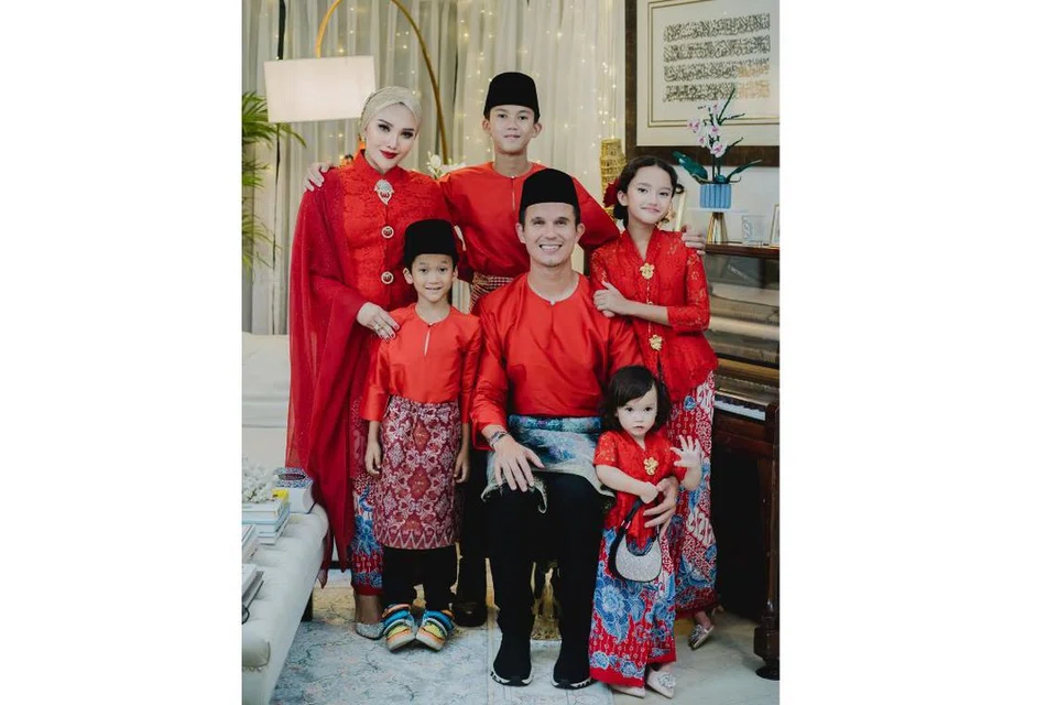 Hari Raya tahun ini lebih istimewa bagi Moza (kanan, berdiri) yang bakal menyambut hari lahir ke-13 pada Hari Raya kelima. Beliau bergambar bersama (dari kiri, mengikut putaran jam) ibu, Norfasarie Mohd Yahya; abang, Mika; adik, Myla; bapa, Baihakki Khaizan; dan adik lelaki Muaz. 