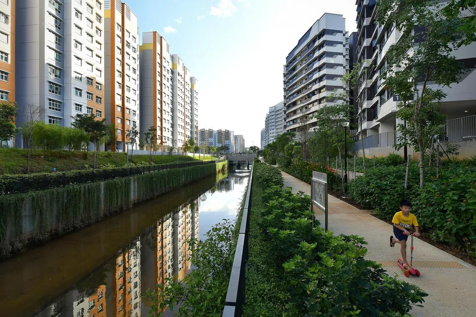Seorang kanak-kanak bermain dekat ABC Waters @ Sungei Simpang Kanan di Sembawang. 