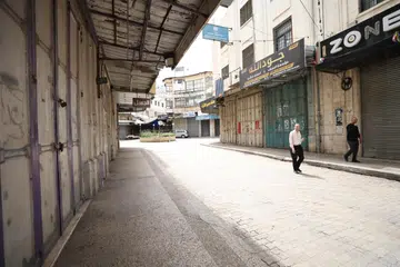 Deretan kedai di bandar Nablus, Tebing Barat, kelihatan sunyi dan ditutup pada 7 April, sempena mogok umum yang dilancarkan bagi membantah serangan udara berterusan oleh Israel ke atas Gaza.