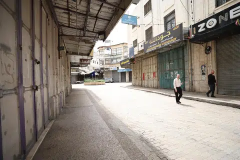 Deretan kedai di bandar Nablus, Tebing Barat, kelihatan sunyi dan ditutup pada 7 April, sempena mogok umum yang dilancarkan bagi membantah serangan udara berterusan oleh Israel ke atas Gaza.
