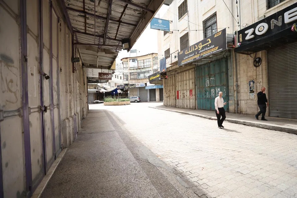 Deretan kedai di bandar Nablus, Tebing Barat, kelihatan sunyi dan ditutup pada 7 April, sempena mogok umum yang dilancarkan bagi membantah serangan udara berterusan oleh Israel ke atas Gaza.